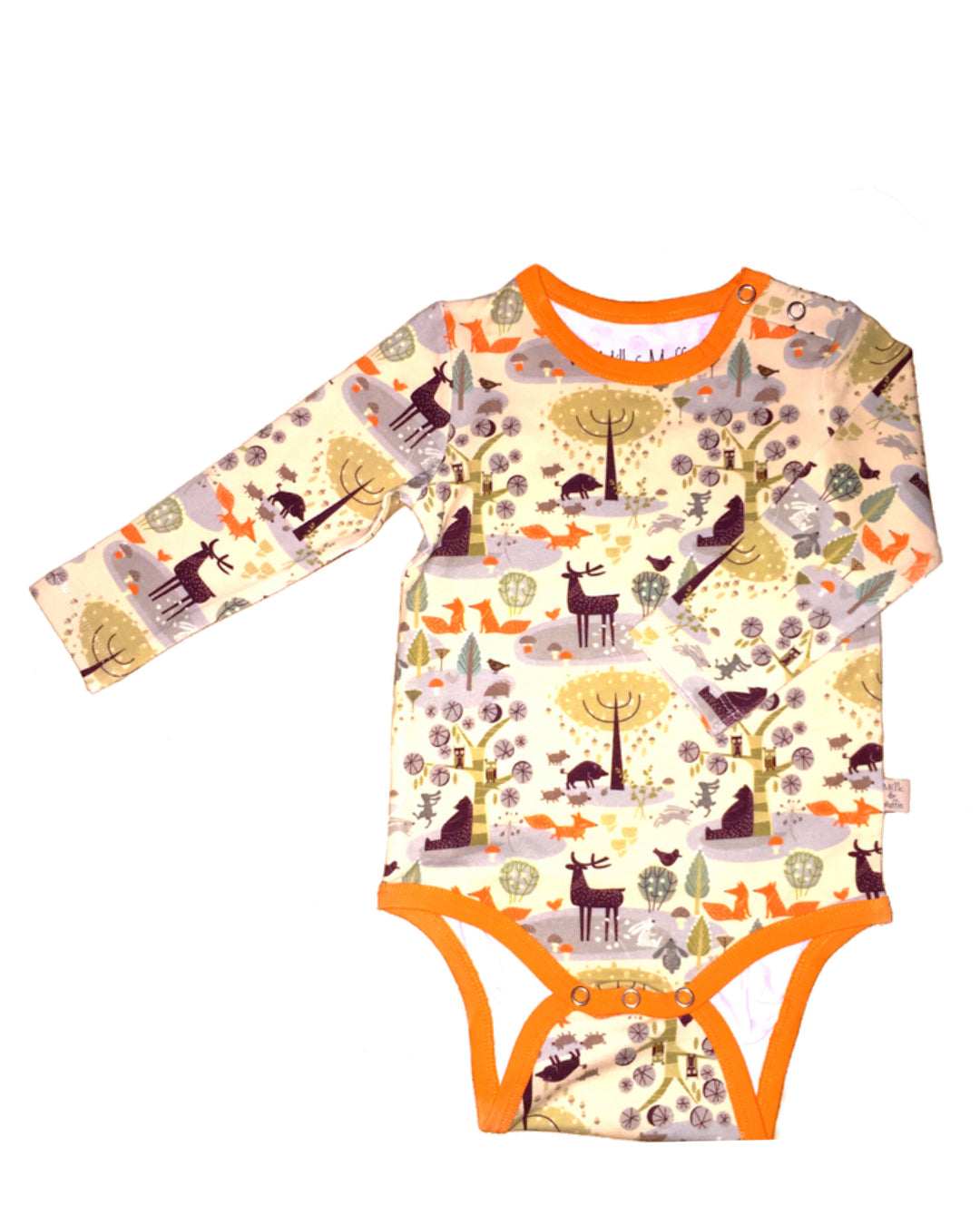 Langarm Babybody in beige aus Biobaumwolle mit braunen und orange farbigen Waldtieren und Bäumen