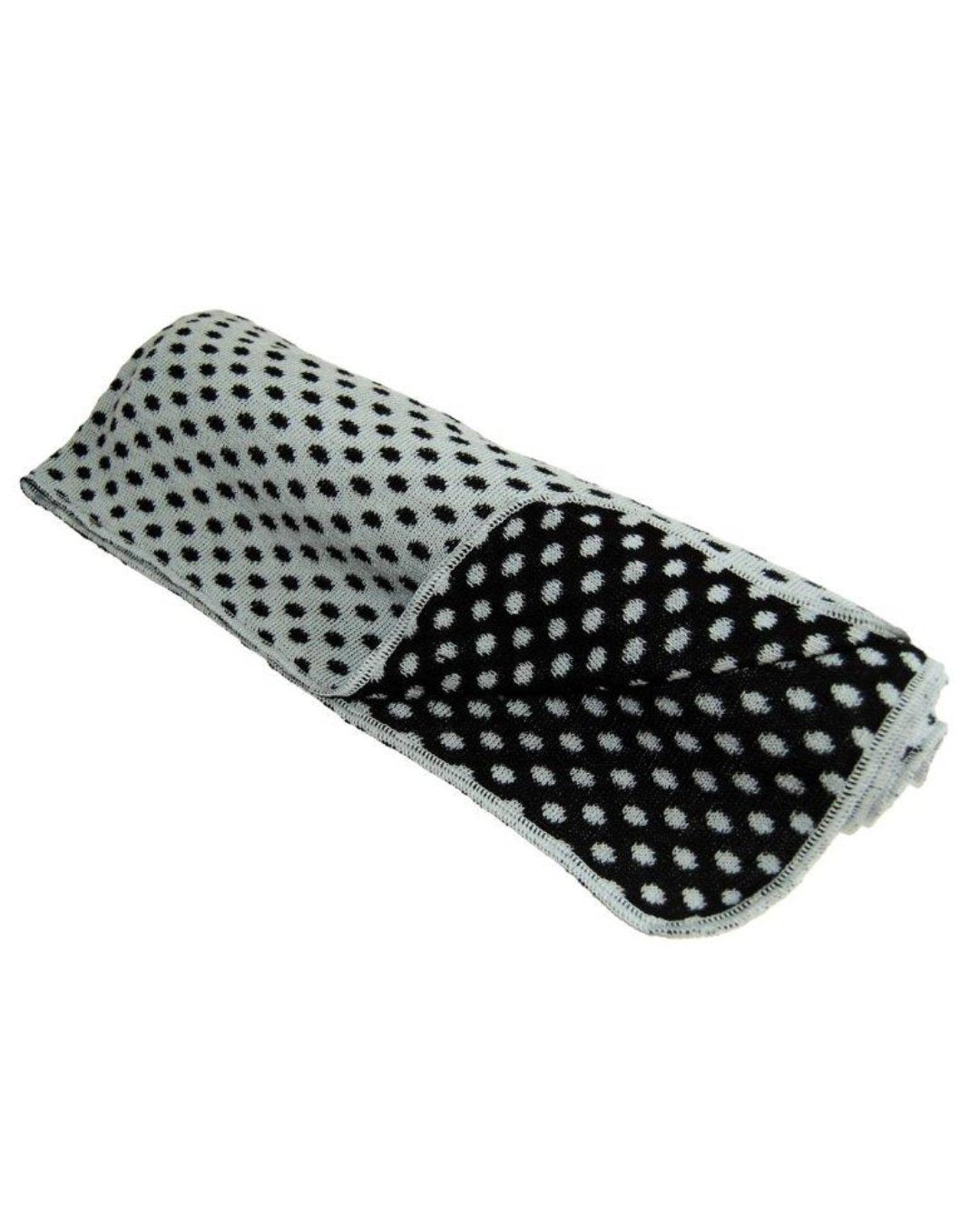 weiche gestrickte baby schmusedecke weiß schwarz mit punkten aus biobaumwolle bei juicyfashion