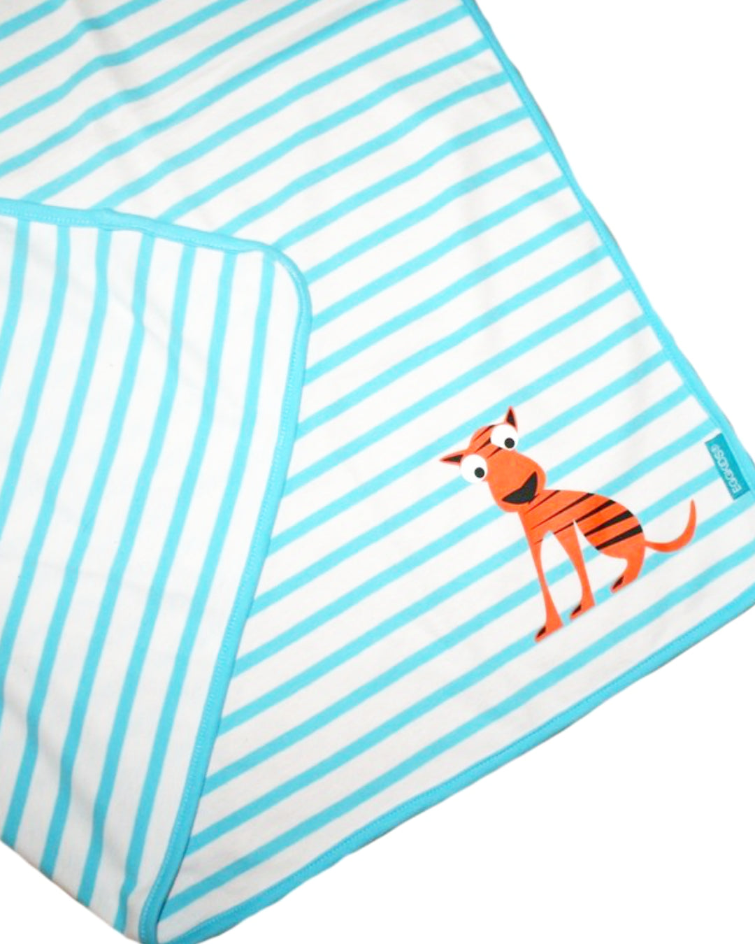 Hellblau/weiß gestreifte Babydecke aus Biobaumwolle mit lustigem Tiger in der rechten unteren Ecke
