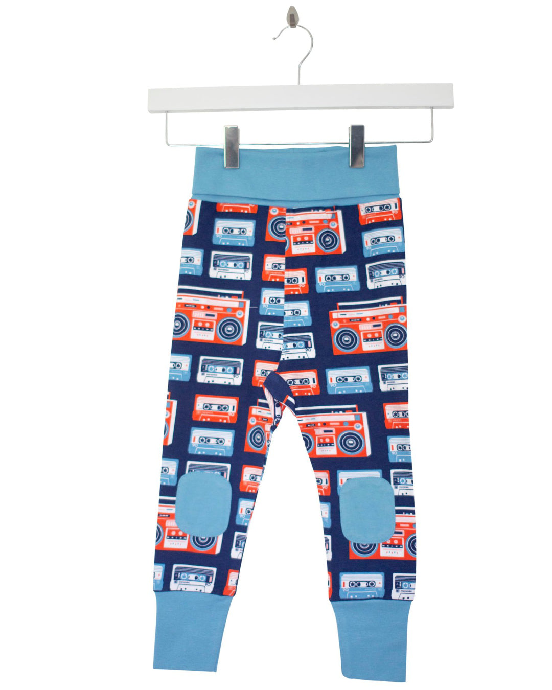 Dunkelblaue Babyhose, hellblau an Bund am Beinen und Bauch und mit Retro Kassetten und Rekorder Print von moromini
