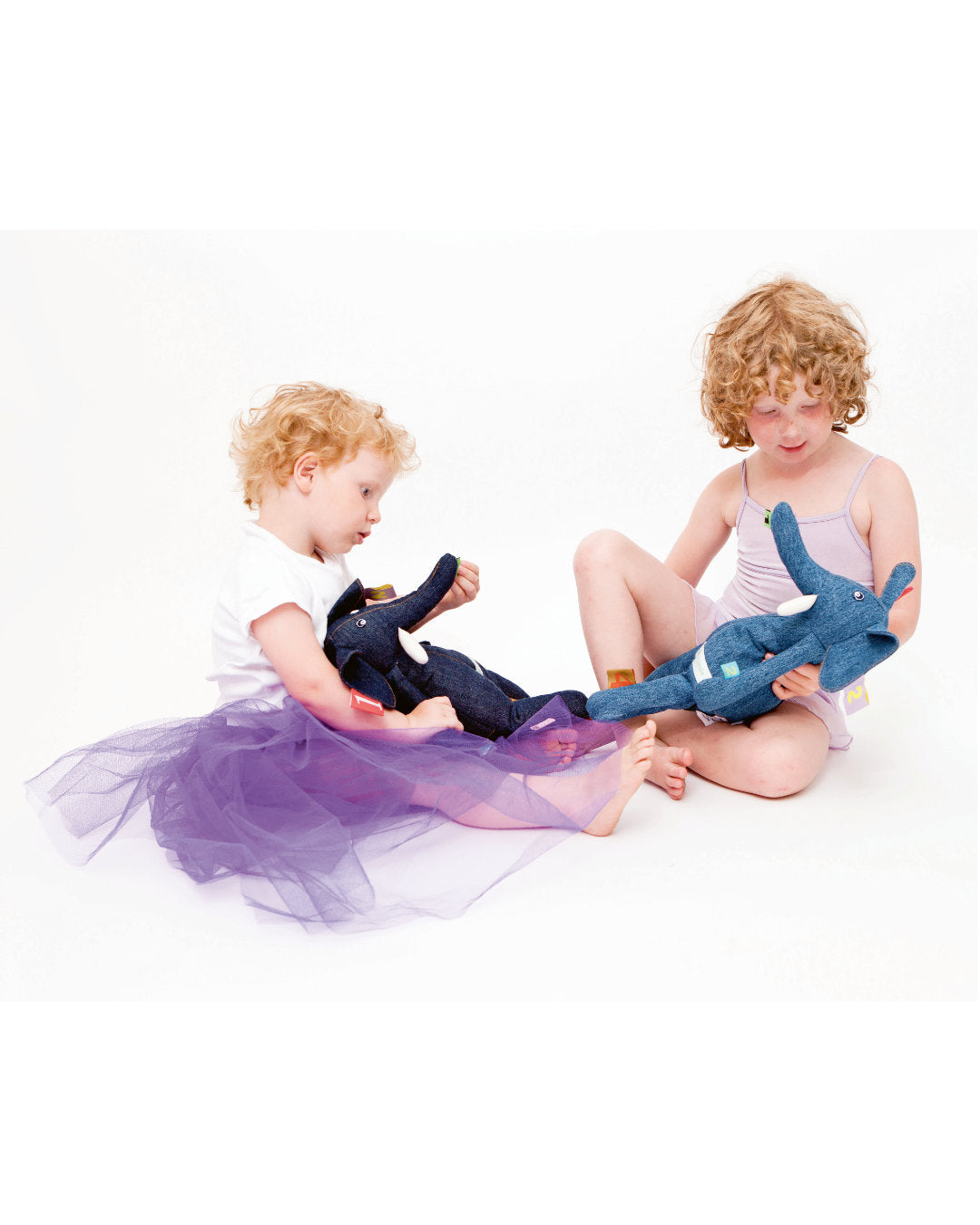 Kinder spielen mit Elefanten