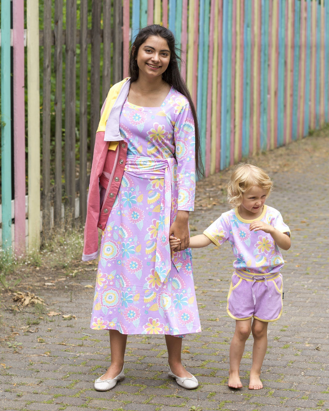 Modells mit Mumbai Market Flowers von moromini in Pastell