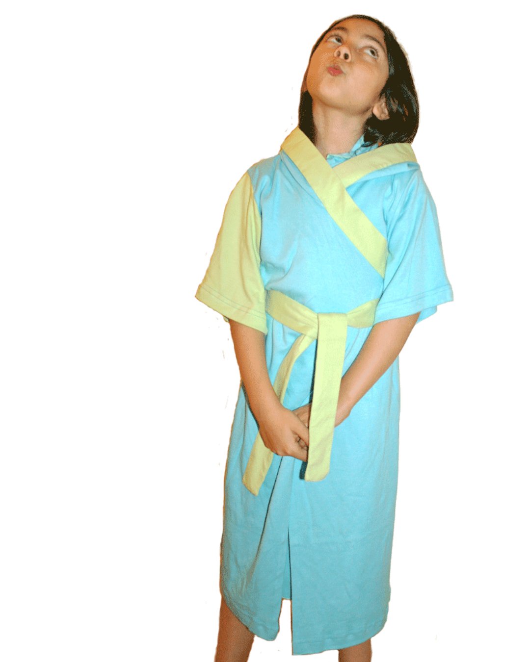 Kimono für Kinder aus Bambus und Biobaumwolle in hellblau mit einem grünen Ärmel und grünem Gürtel