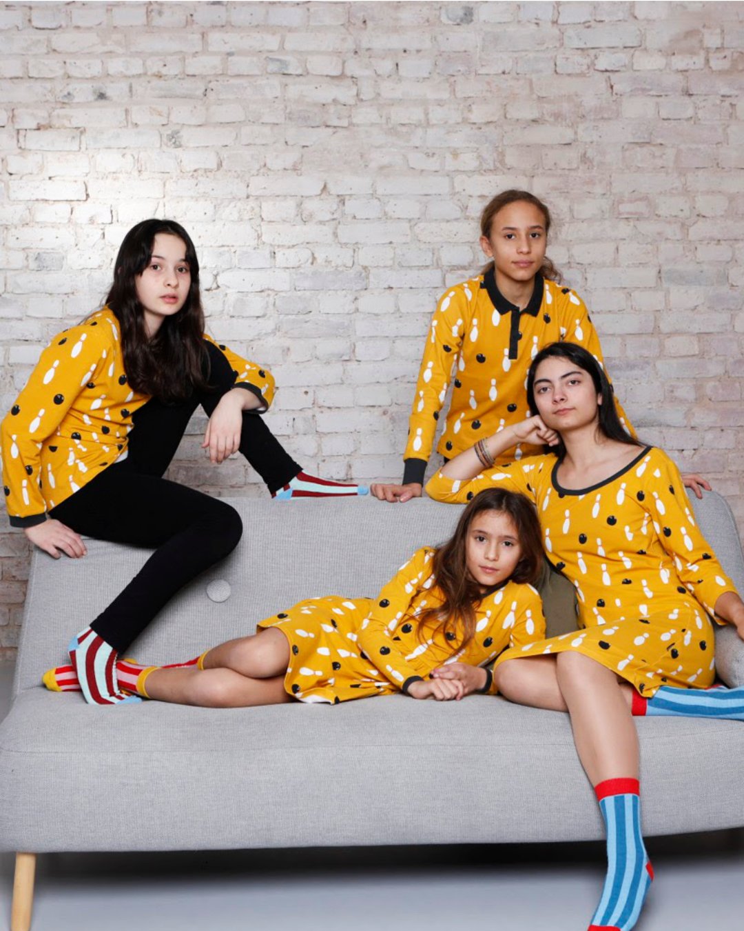 Kids aus dem Sofa sitzend mit moromini Kollektion BOWLING4EVER