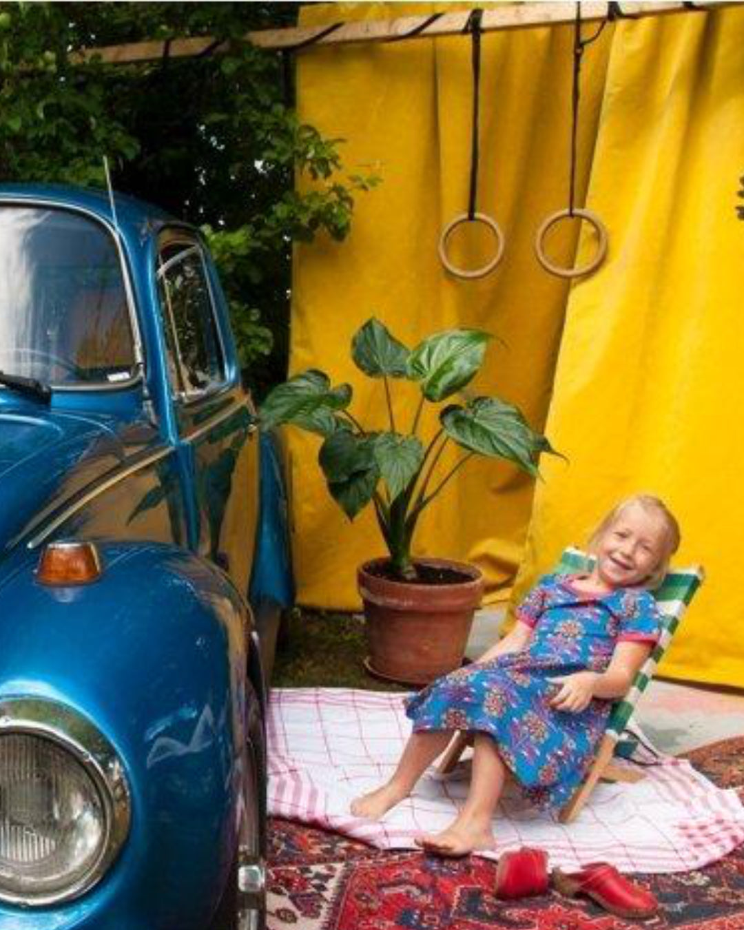 Blaues Kurzarm Kleid für Kinder aus Biobaumwolle mit neon pink Blumen