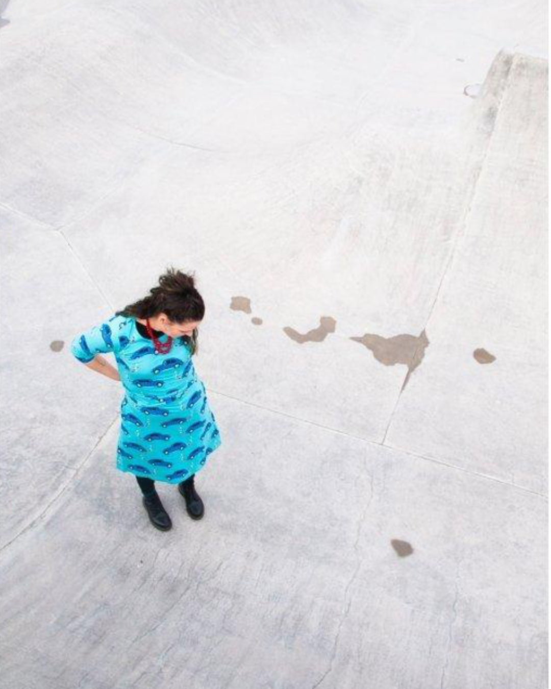 Damenkleid mit Autos in blau