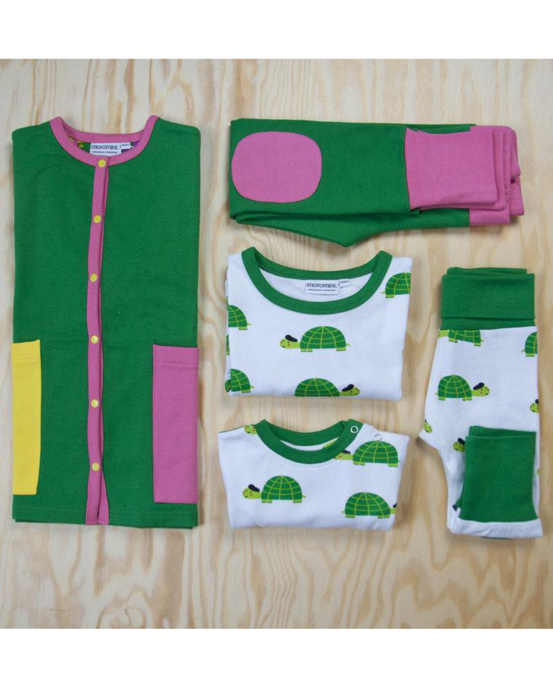 Weißes Kleid mit grünen Schildkröten aus Biobaumwolle von moromini