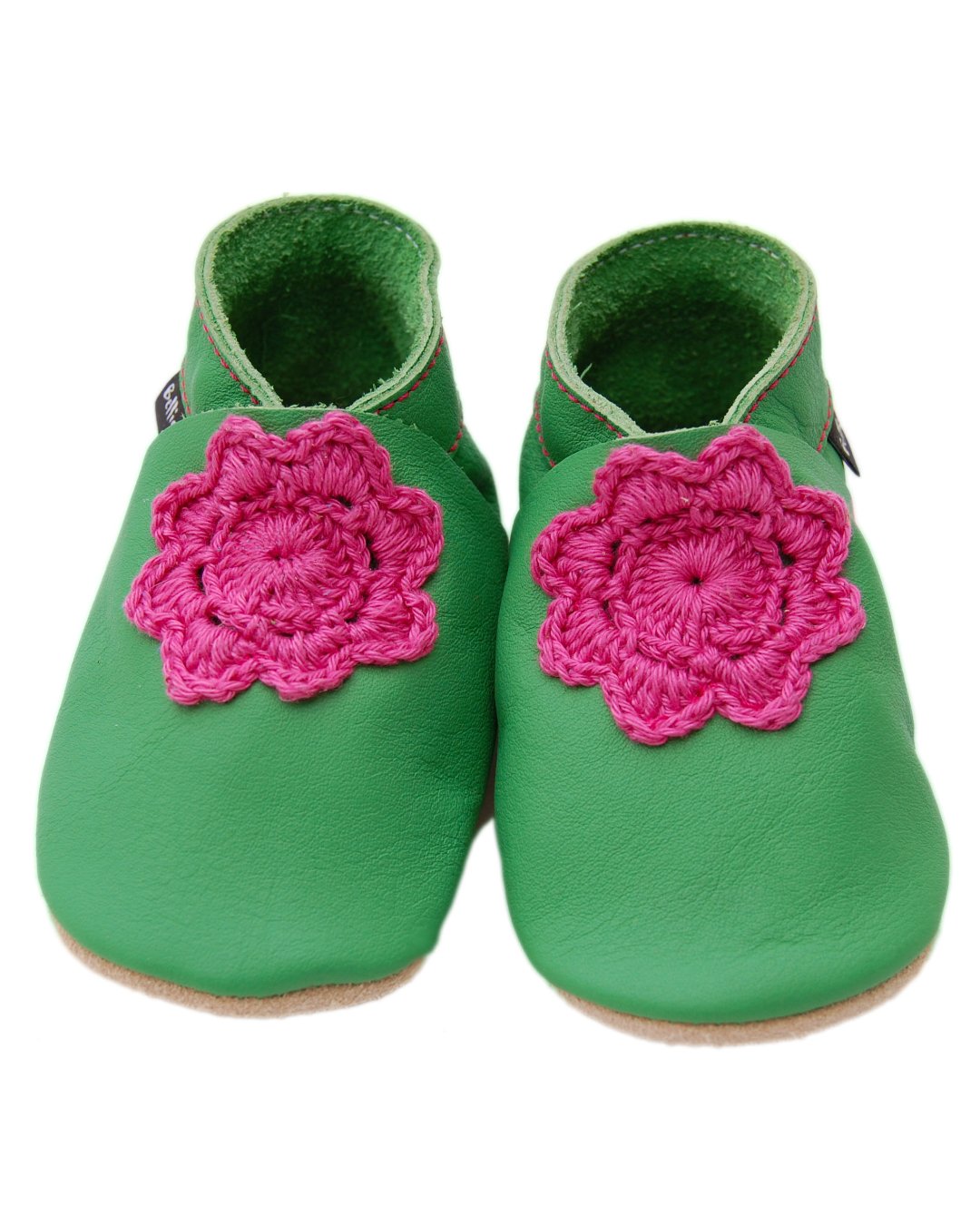 Krabbelschuhe aus Bioleder in Grün mit gehäkelten Pink Blumen