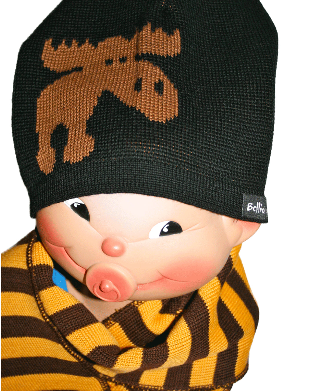 Puppe mit Strickmütze und Schal