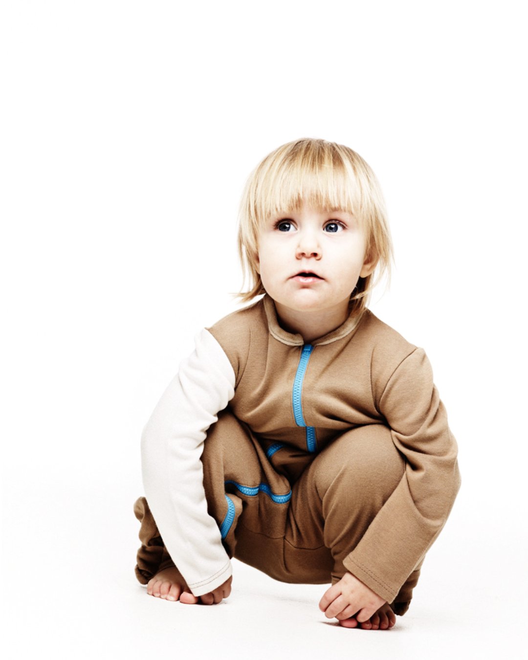 Kind in Schlafoverall aus Bambus