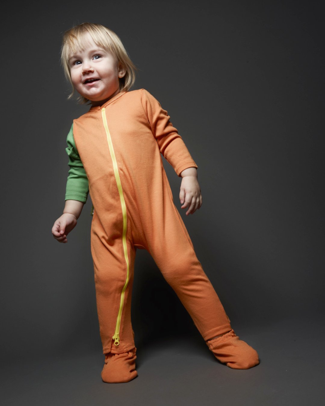 Baby mit Overall aus Bambusviskose