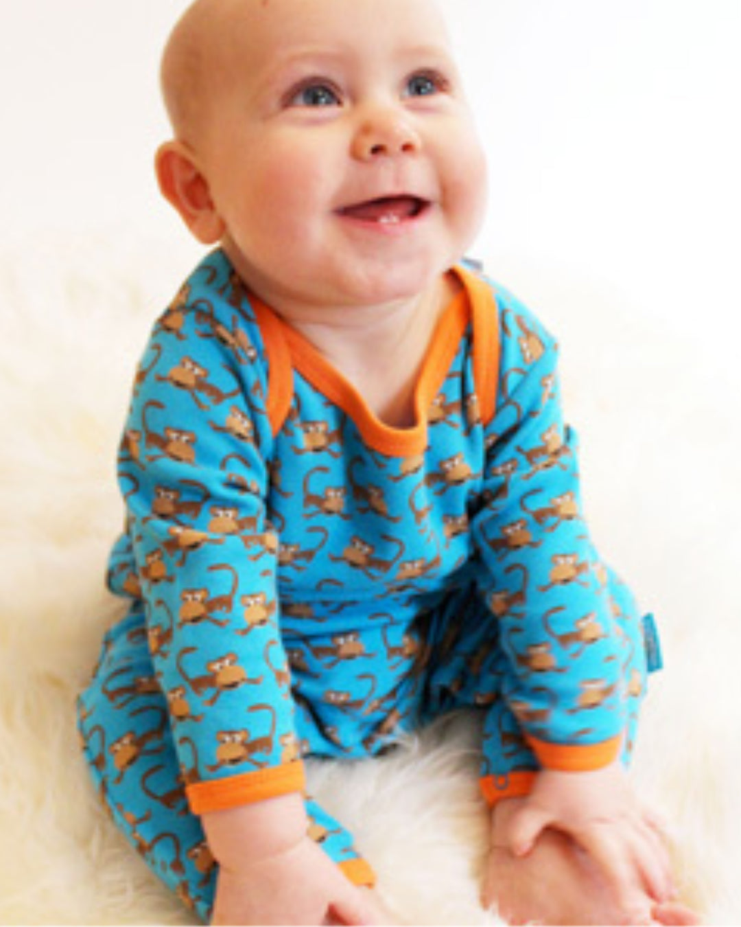 Hellblauer Overall aus Baumwolle mit braunen Affen Allover Print