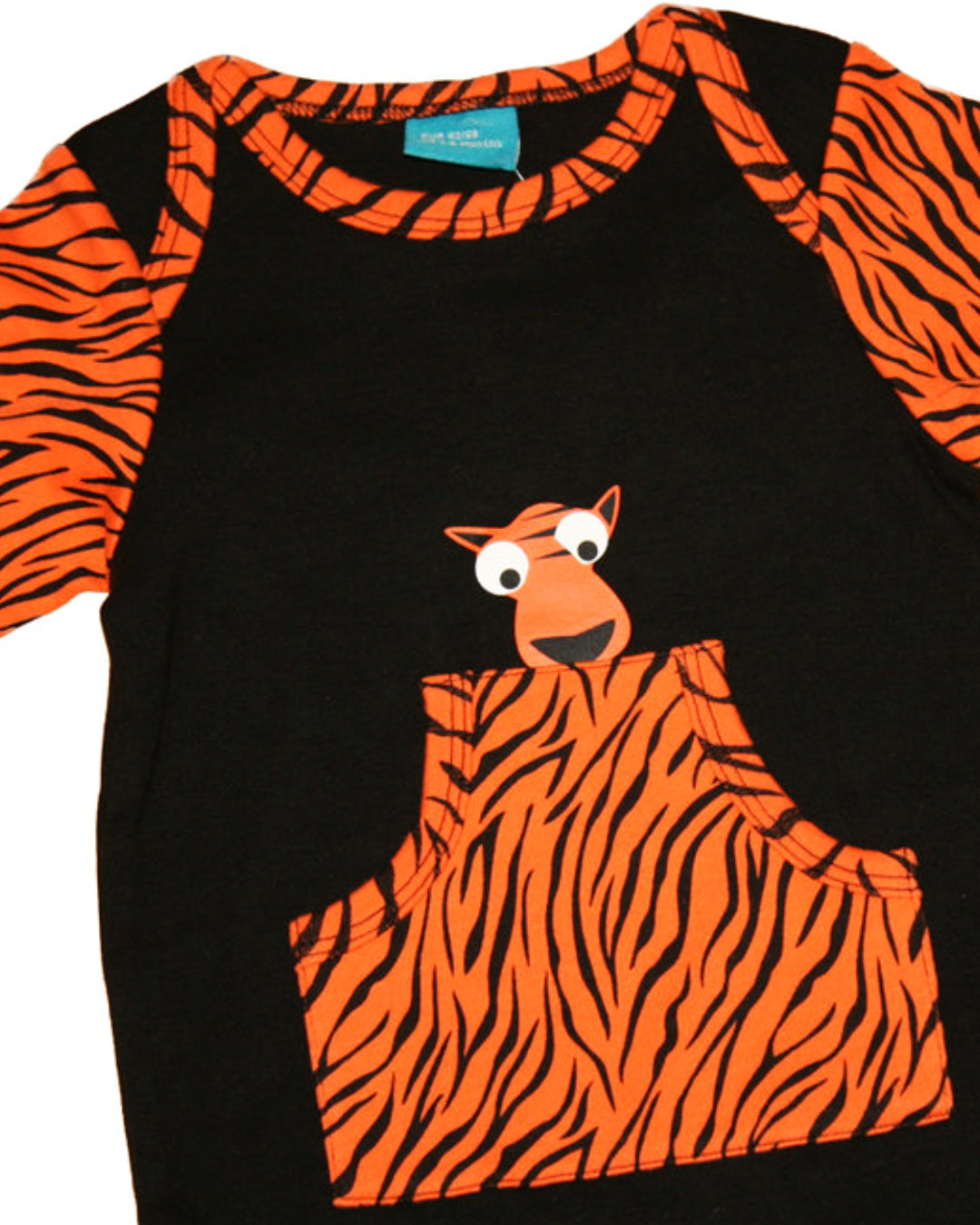 Schwarzer Overall mit orange schwarzen Ärmeln und Tiger Sven