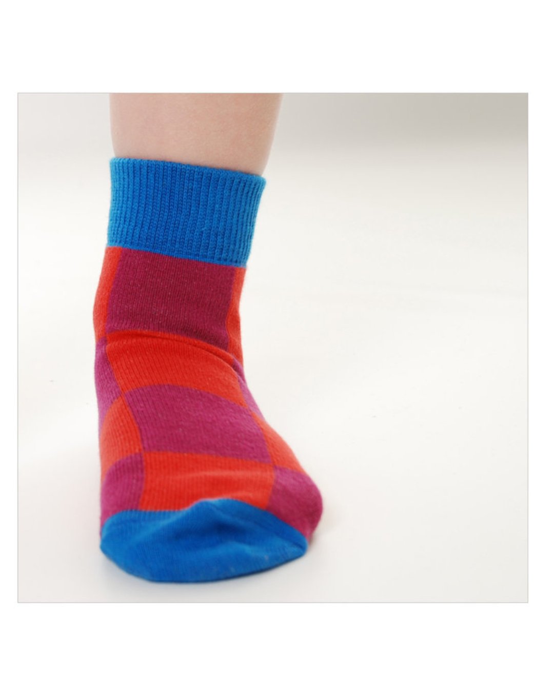 Rot, weinrot gekachelte Söckchen aus Biobaumwolle von DUNS Sweden