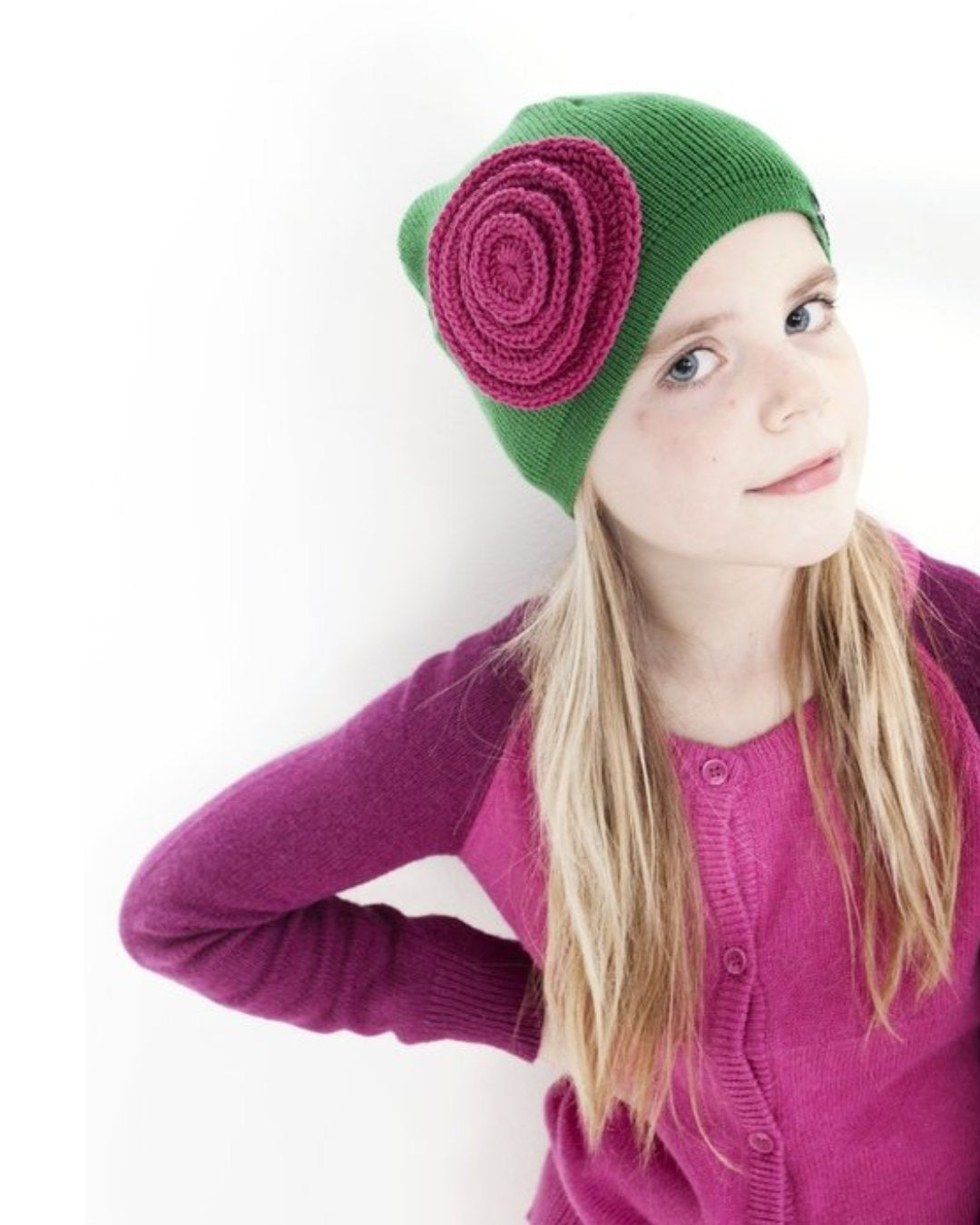 Kind mit Mütze aus Biowolle