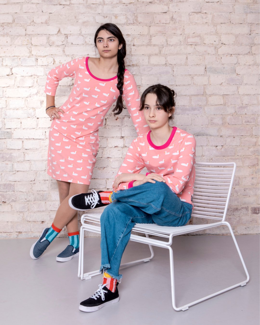 Mädchen mit Damen Entenkleid und Shirt in rosa von moromini aus Biobaumwolle