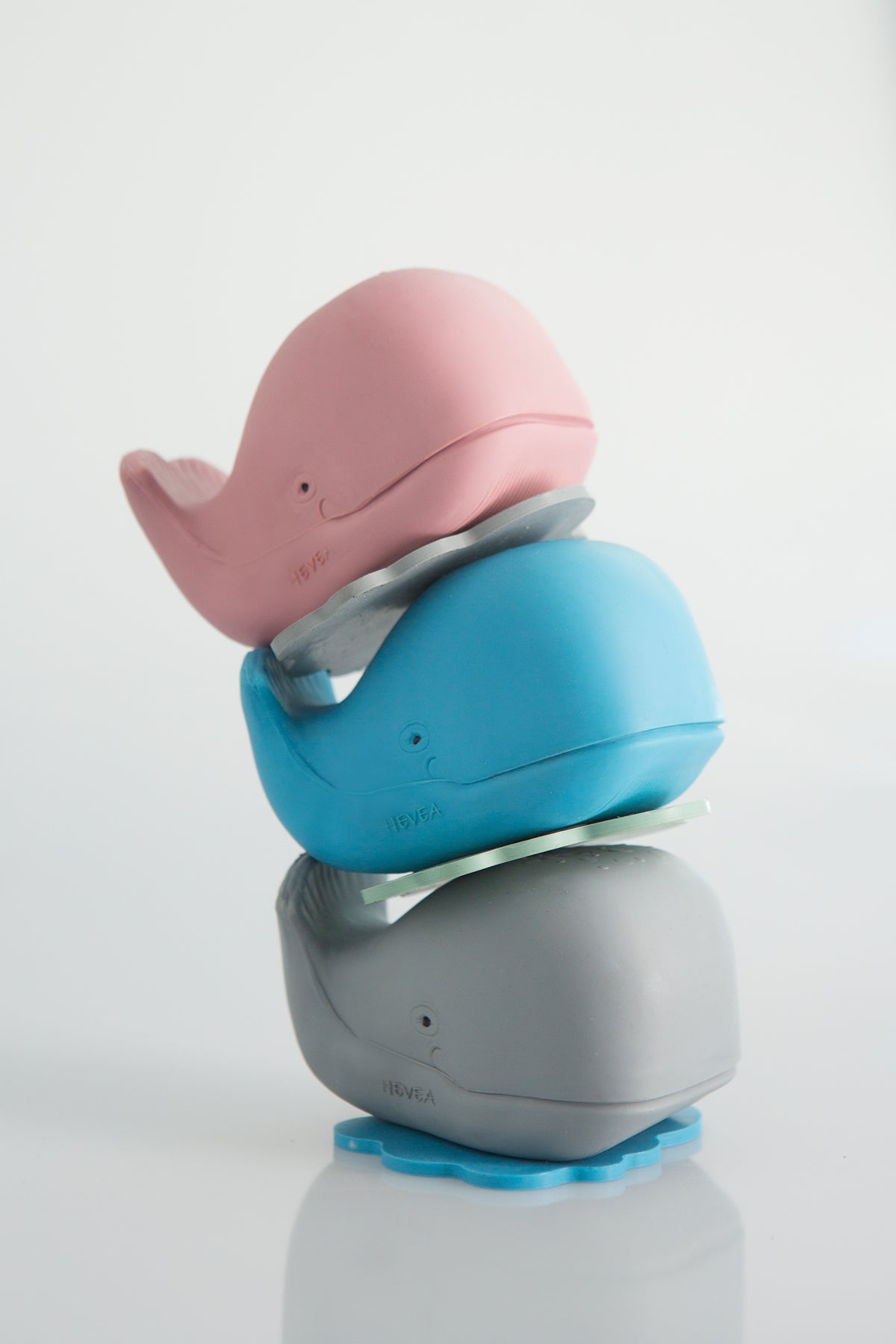 Badespielzeug Wal aus Naturkautschuk in hellblau mit Spritzloch und Stöpsel zum öffnen