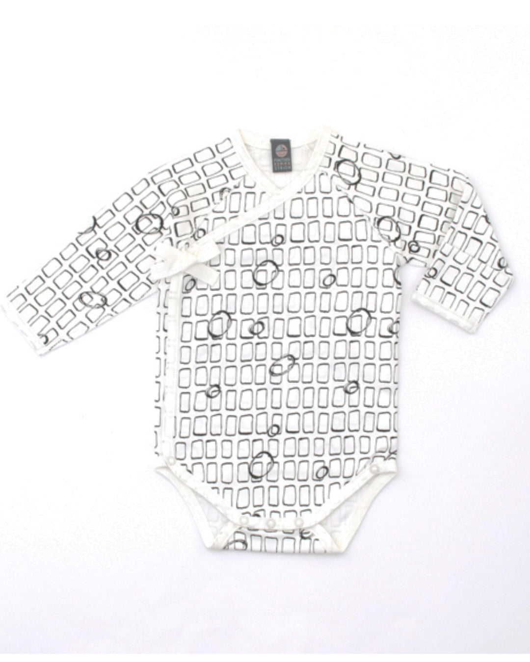 Weißer kimonobody aus Biobaumwolle mit schwarzen Vierecken und Kringeln