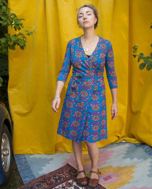 Designerin mit moromini WickelKleid in blau mit neon pink Blumen aus Biobaumwolle 
