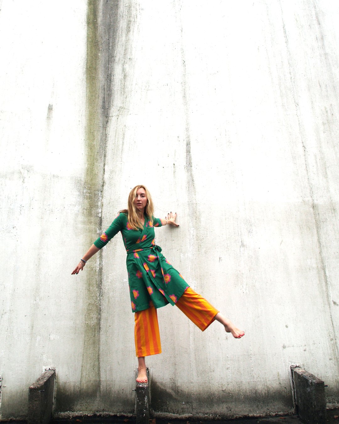 Wickelkleid in grün mit Blumen Print aus Biobaumwolle von moromini