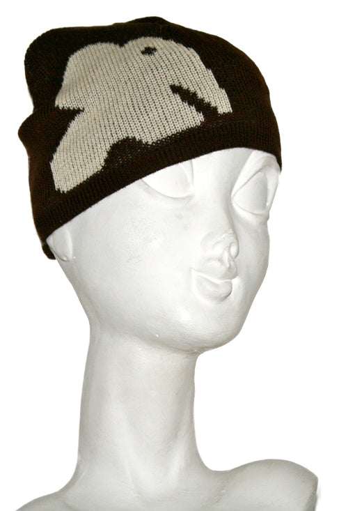 Twiggy mit brauner Strickmütze mit Elefant