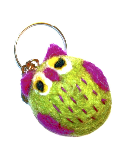 Schlüsselanhänger aus Wolle -Hand gefilzt- eule in grün mit Flügeln und schnabel in pink bei juicyfashion 