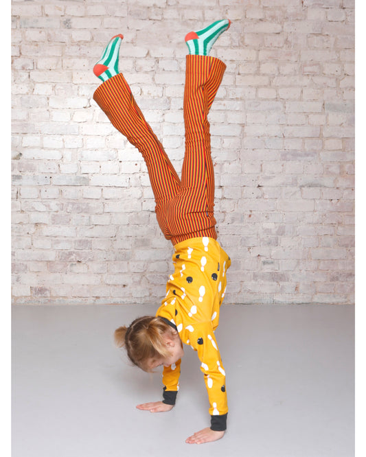 Mädchen macht Handstand mit Kleidung von moromini