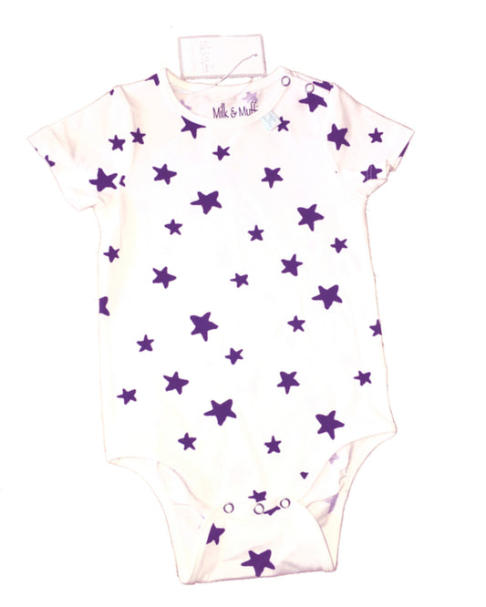 Weißer Babybody mit lila Sternen Print aus Biobaumwolle
