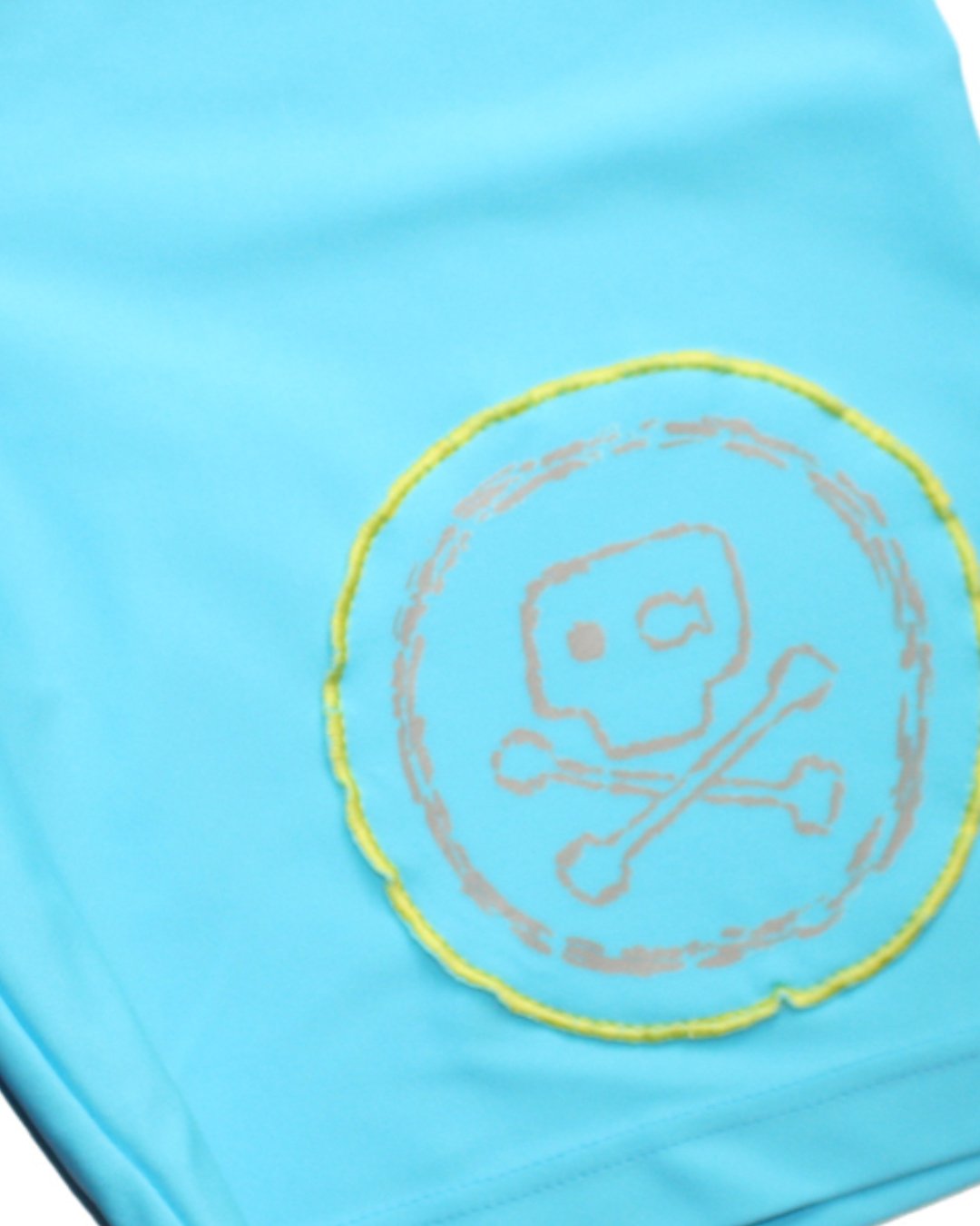 Badehose ein Hosenbein dunkelblau, das andere hellblau mit rundem Piraten Logo