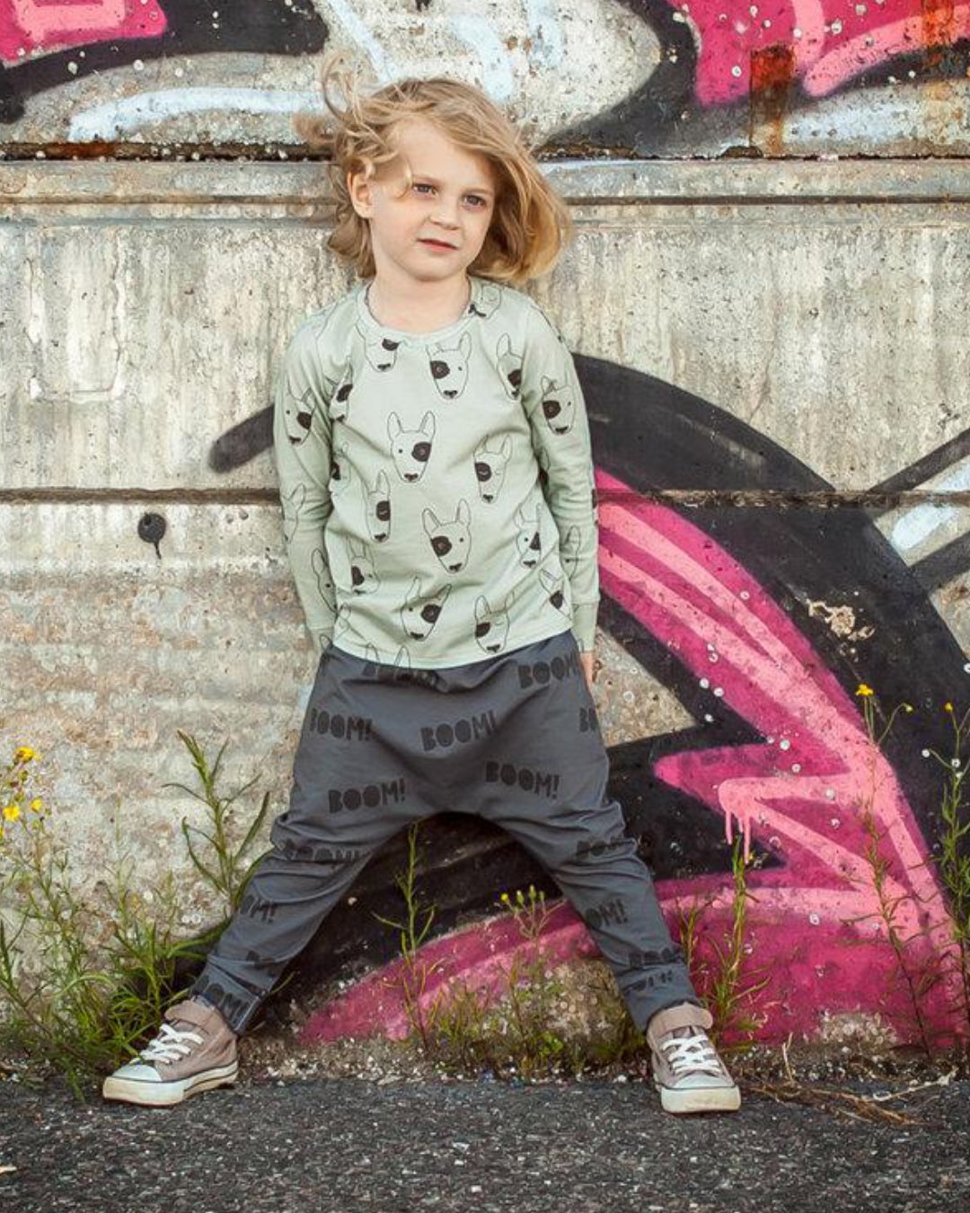 Kind mit grauer Baggy Hose und BOOM! Aufdruck - Biomode von Juicy Fashion