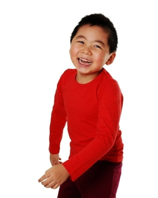 Junge mit rotem LangarmShirt von DUNS Sweden aus Biobaumwolle 