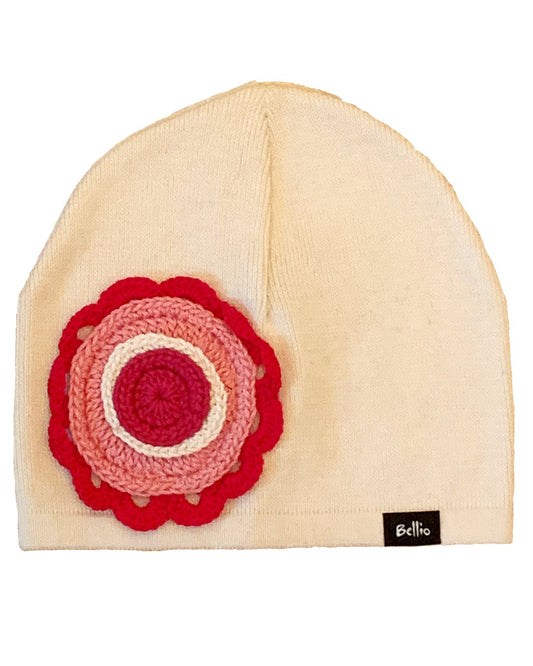 Strickmütze wollweiß mit gehäkelter Blume in rot aus Biobaumwolle 