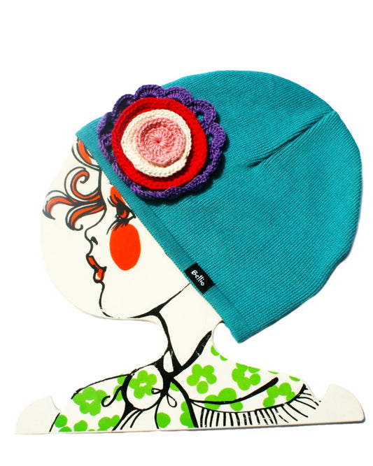 Mütze in hellblau mit Häkelblume aus Biobaumwolle bei Juicyfashion 