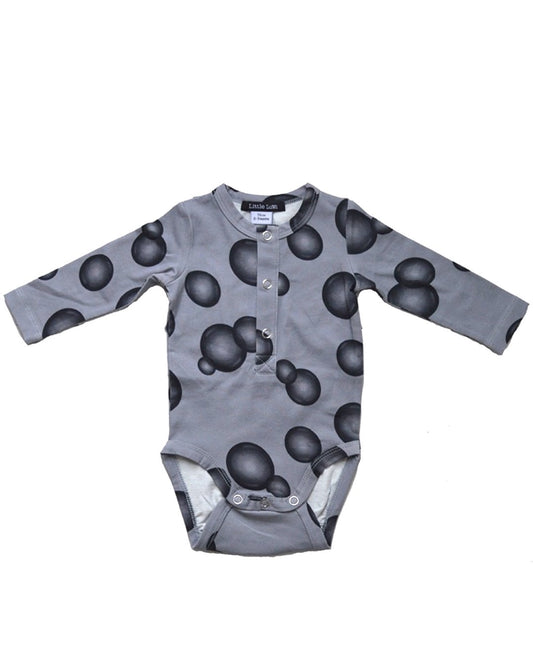 grauer Babybody mit Bubble Print aus Biobaumwolle