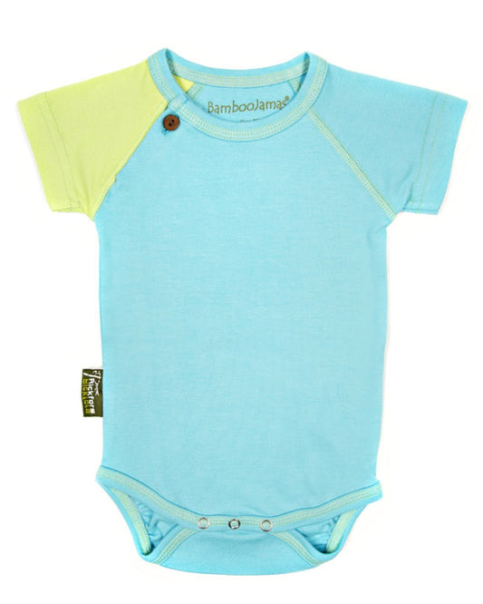 Hellblauer Babybody aus Bambusviskose mit einem grünen Ärmel