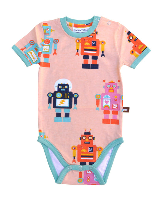 Kurzer Babybody in Apricot mit dunkelblauen und pinken Robotern aus Biobaumwolle von moromini