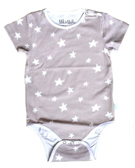 Silbergrauer babybody aus Biobaumwolle mit weißen Sternen