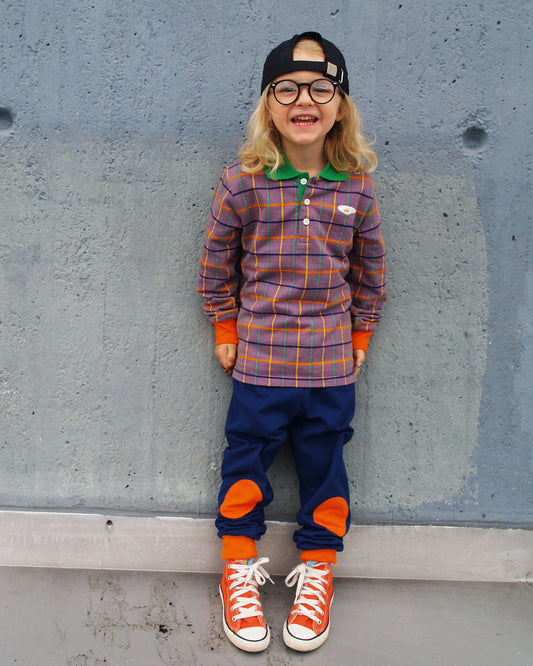 Kind mit Hose in dunkelblau mit Orange abgesetzt und BEL-AIR Rugby Shirt von moromini aus Biobaumwolle 