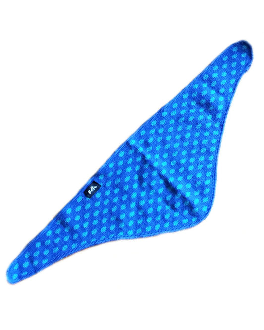 Blaues Halstuch aus Biobaumwolle gestrickt und mit hellblauen Punkten