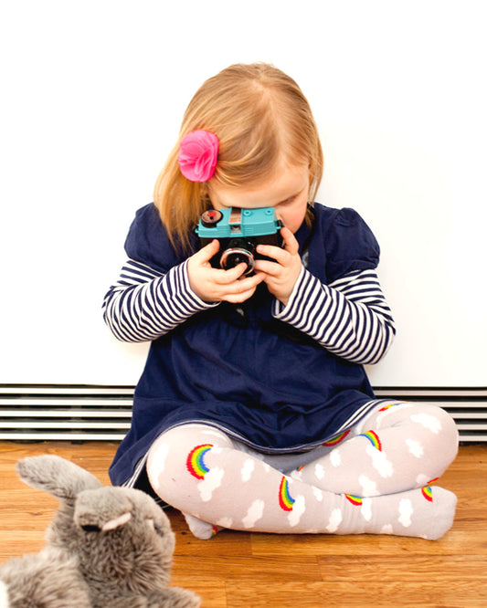Mädchen mit grauer Strumpfhose mit Regenbogen und Wolken von Slugs&Snails 