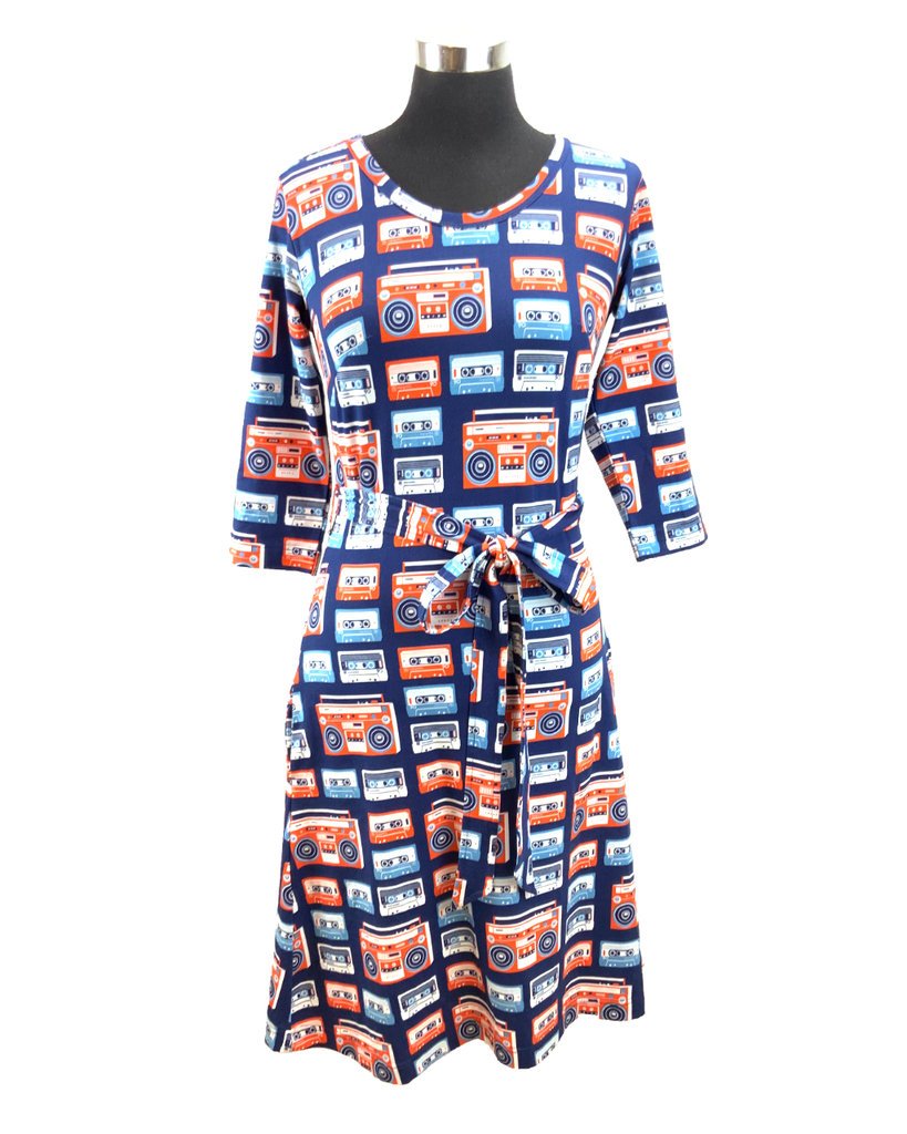 blaues Kleid A-Linie mit Retro Kassettenrekordern von moromini