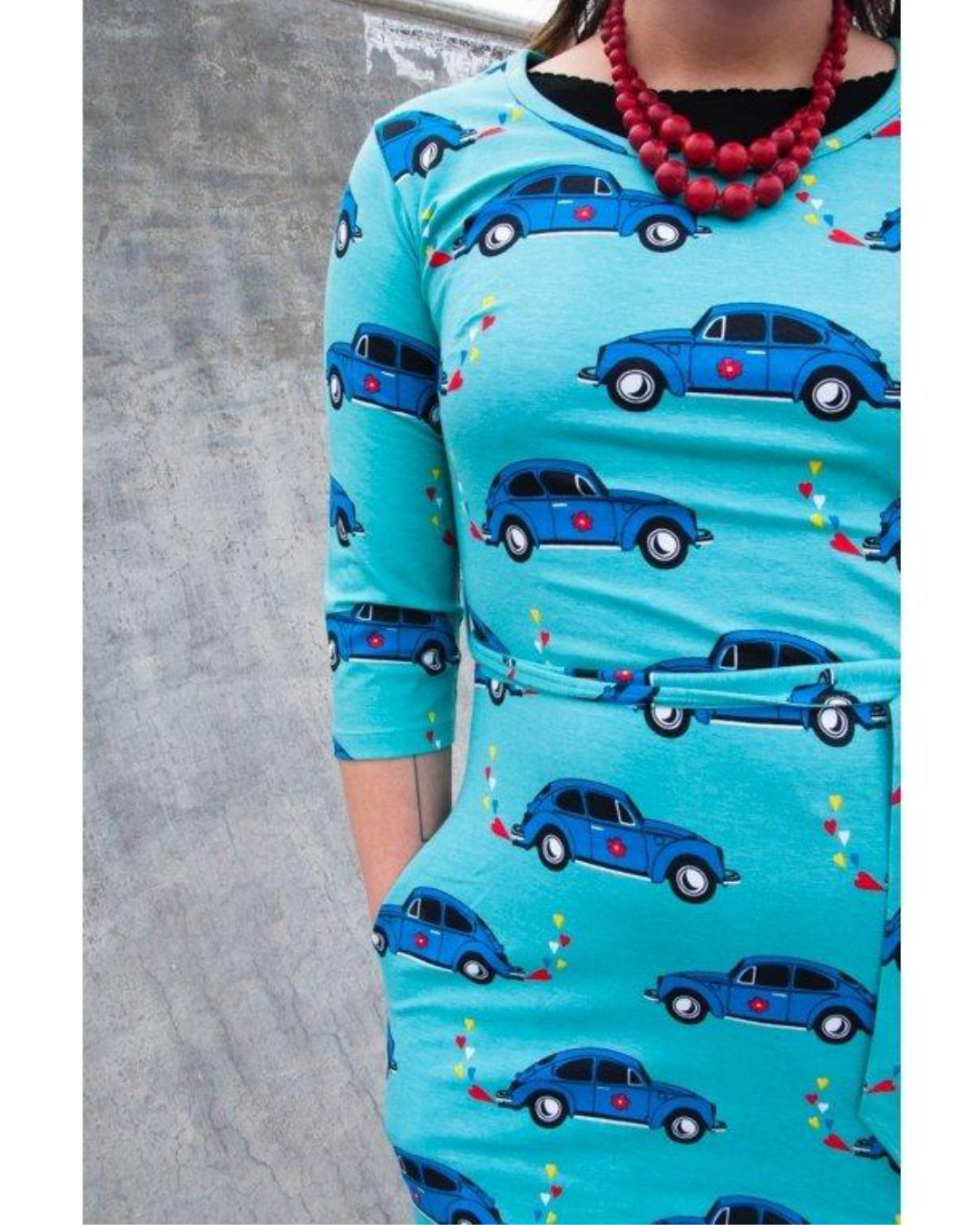 Blaues DamenKleid mit fröhlichem Auto Print aus Biobaumwolle