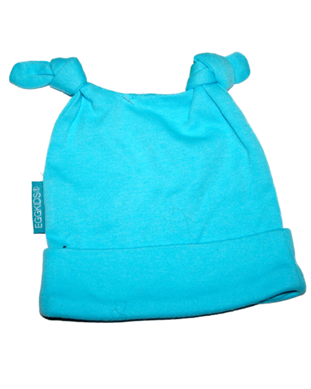 hellblaue Babymütze mit zwei Knoten