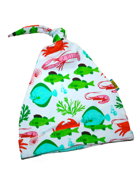 Weiße Knotenmütze für Kinder aus Biobaumwolle mit Fischen in grün und rote Krebse und Algen von DUNS Sweden