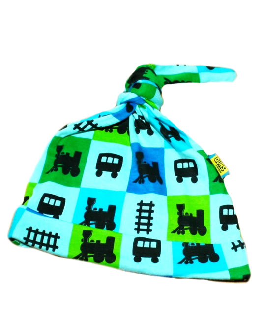 Blaue Knotenmütze mit Lokemotive und Schienen Print in schwarz aus Biobaumwolle von DUNS Sweden