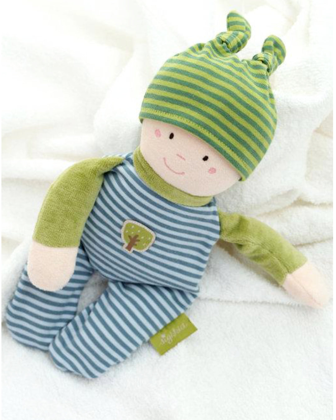 Puppe aus Biobaumwolle mit grüner Mütze