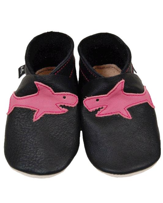 Dunkle Krabbelschuhe mit pink Hai aus Bioleder