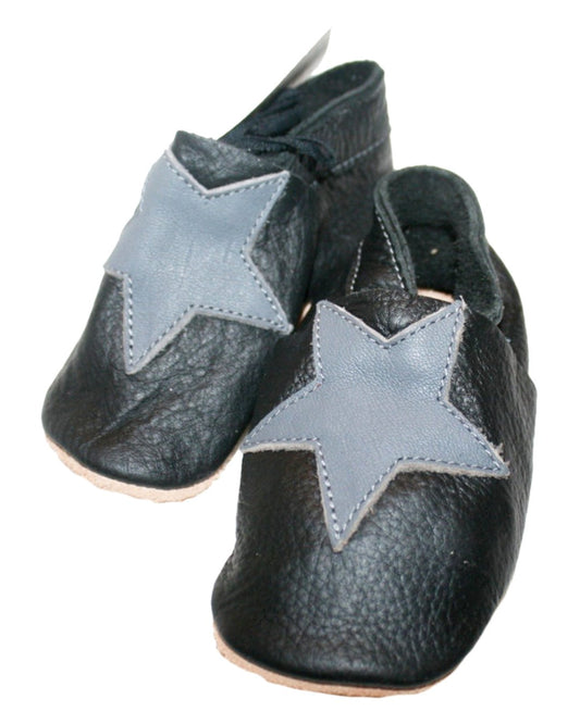 Dunkle Krabbelschuhe aus Bioleder mit grauem Stern