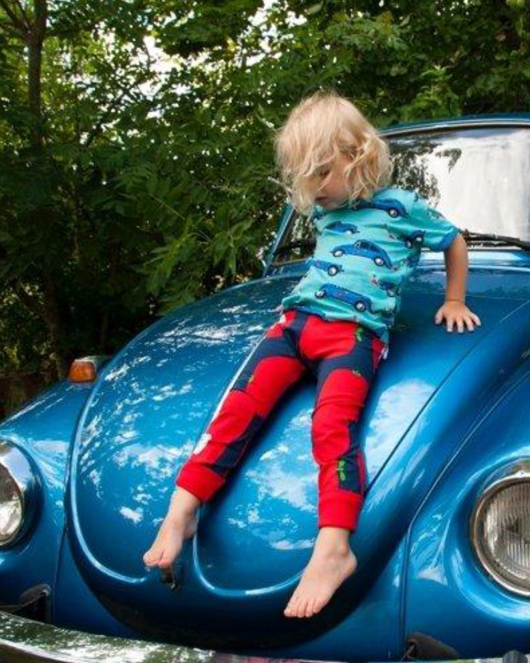 Kind auf Auto mit Biomode von moromini