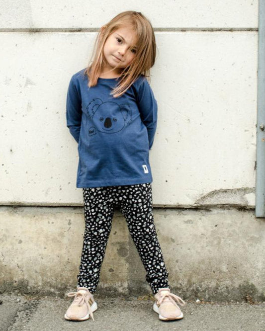Kind im Look von Anakonda kidswear aus Biobaumwolle bei Juicyfashion 